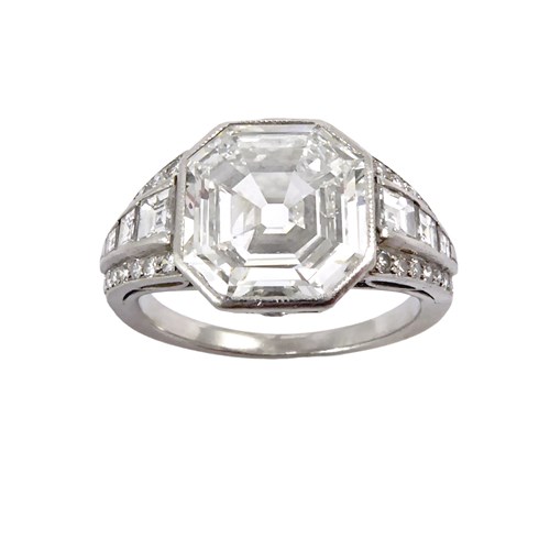Art Deco octagonal diamond ring, with tapered diamond dart-cluster shoulders,